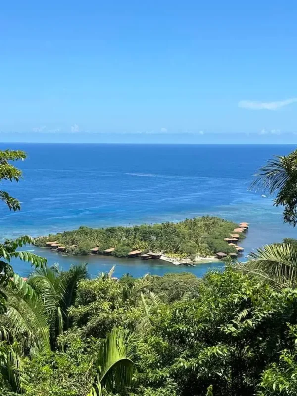 Carambola Gardens Hike: Nature and Exploration in Roatan